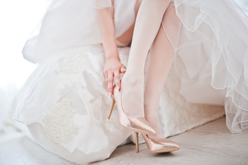 Fototapeta na wymiar Elegant white wedding shoes at bride morning.