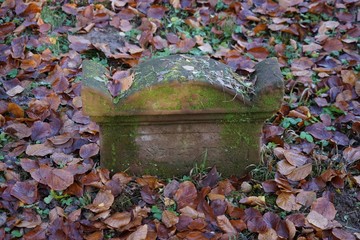 Kleiner eingesunkener jüdischer Grabstein auf dem Friedhof von Landau in der Pfalz