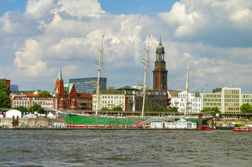 Obraz premium Panoramic view over busy harbor, downtown and historic center in Hamburg, Germany, summer