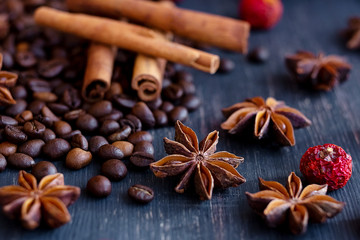 Obraz na płótnie Canvas Badyan, cinnamon and coffee beans close up