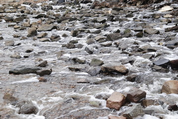 Steine und Felsen am Fluss