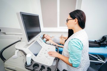 Obraz na płótnie Canvas Pregnant woman getting ultrasound from doctor