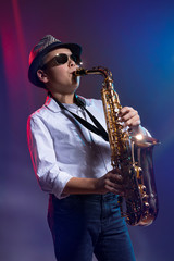 Plakat Junger Saxophonist bei Auftritt im Laserlicht