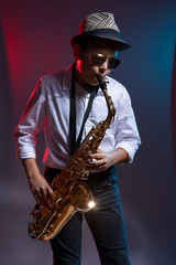 Fototapeta na wymiar Junger Musiker spielt sein Altsaxophon