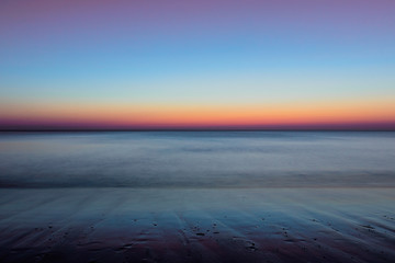 Langzeitbelichtung der Nordsee am Strand der Insel Sylt nach Sonnenuntergang - 307121139