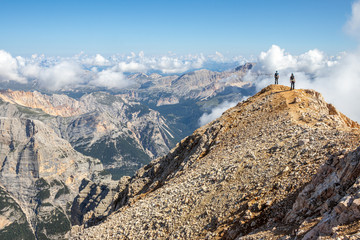 Werówka górska po szczytach. Podziwianie krajobrazu dolomitów po wejściu na Tofanę. 