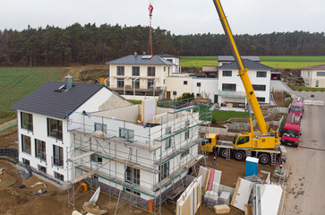 Fertighaus wird aufgestellt