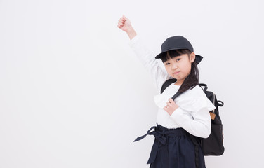 リュックを背負う女の子