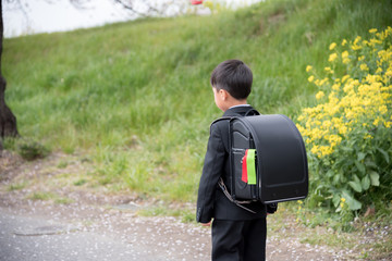 学校に向かう小学生の男の子