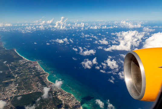 Flugzeugfenster Bilder – Durchsuchen 1,602 Archivfotos, Vektorgrafiken und  Videos | Adobe Stock