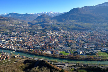 Trento con Adige e chiesa di San Apollinare