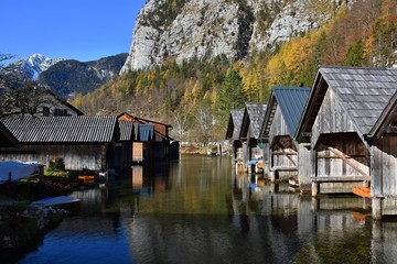 Fototapeta na wymiar Obertraun and houses on Hallstatt lake in Austria