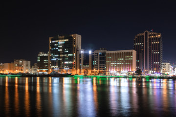 Fototapeta na wymiar Dubai skyline view at night