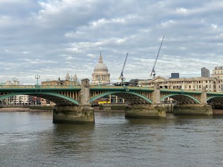 Obraz premium St Paul’s Cathedral across Thames Bridge