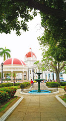 Panorámica de calles, edificios y jardines de Cienfuegos, República de Cuba