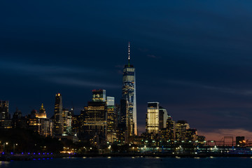 Fototapeta premium Nocna panorama nowojorskiej dzielnicy finansowej wzdłuż rzeki Hudson