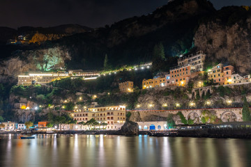 Obraz premium Night view of Amalfi cityscape on coast of mediterranean sea, Italy.