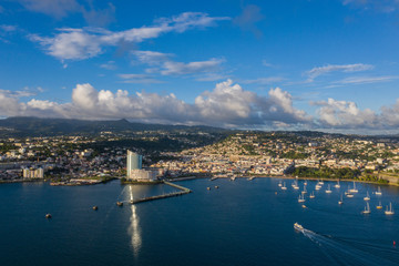 Vue aérienne de Fort de France au couché du soleil, en Martinique