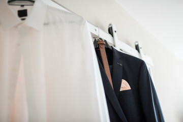 Fototapeta na wymiar Anzug hängt bereit für den Bräutigam