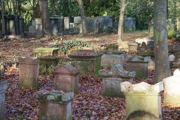 Ältere und neuere jüdische Grabsteine auf dem Friedhof von Landau in der Pfalz