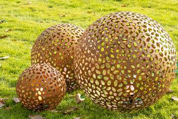 Metallkugeln mit LED beleuchtung auf einer Wiese