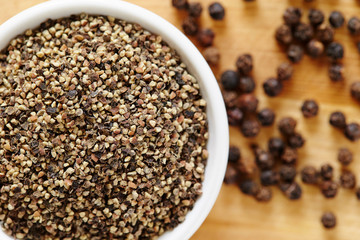 Black pepper coarse in white dish 