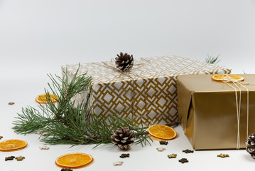 Świąteczna dekoracje ze złotymi prezentami i ozdobami na białym tle. 