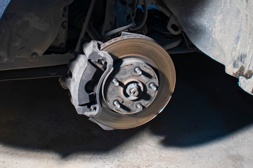 Caliper and brake disc of the front wheel of the car.