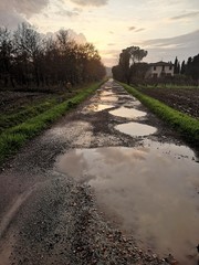 strada di campagna al tramonto