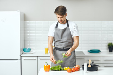 Obraz na płótnie Canvas man cooking in the kitchen