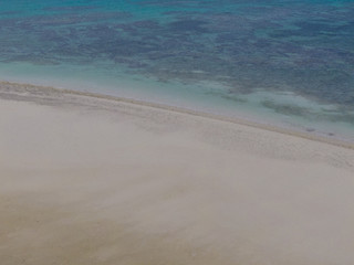 竹富島に広がる広大な砂浜を空からお散歩