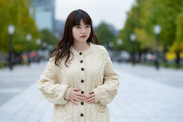 お腹を抑える女性