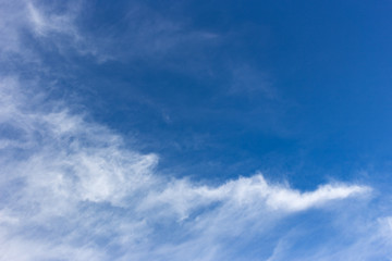 筋雲広がる空