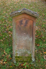 Alter jüdischer Grabstein mit verwitterter Inschrift