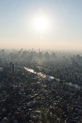 薄靄の中の都市