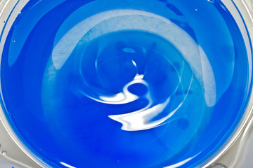 透明感のある青い水の渦巻きイメージ