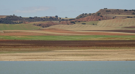 bunte felder an einem stausee in spanien