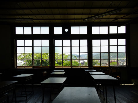 思い出の教室、木造校舎、旧遷喬尋常小学校、窓際、卒業、入学、夏休み、青春