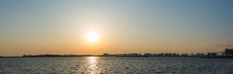 Naklejka premium 海辺の夕焼けパノラマ