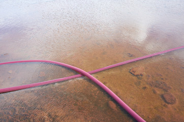 Tubos de plástico rojo rodeados de agua