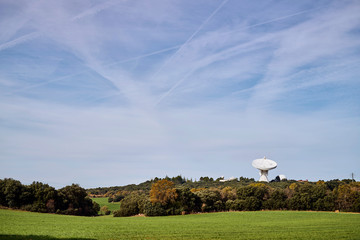 Antena astronómica situada en un campo de dehesa verde