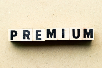 Obraz premium Letter block in word premium on wood background