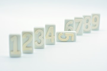 Fichas de dominó con los números del uno al nueve puestos en fila