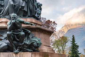 Obraz premium Monument in front of mountain and clouds at sunrise