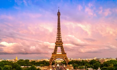Fotobehang Prachtig uitzicht op de beroemde Eiffeltoren in Parijs, Frankrijk. Parijs Beste bestemmingen in Europa. © byjeng