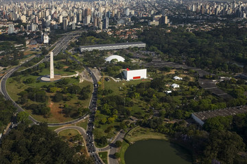 Vista aérea de São Paulo com parque Ibirapuera, monumentos e avenidas da zona sul da cidade