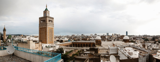vista de la torre (Alminar o minarete ) de la mezquita desde una terraza de la ciudad de Túnez...