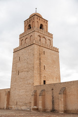 Fototapeta na wymiar vistas desde el exterior de kairouan gran mezquita, torre. Túnez
