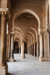 vistas desde el patio interior de kairouan gran mezquita, arcadas, Túnez