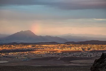 Foto auf Acrylglas USA, Nevada, Clark County, Henderson. Ein Sonnenuntergang, ein Sonnenhund-Regenbogen und ein Frenchman Mountain über dem Sun City Anthem geplante Gemeindeviertel südlich von Las Vegas. © Dominic Gentilcore